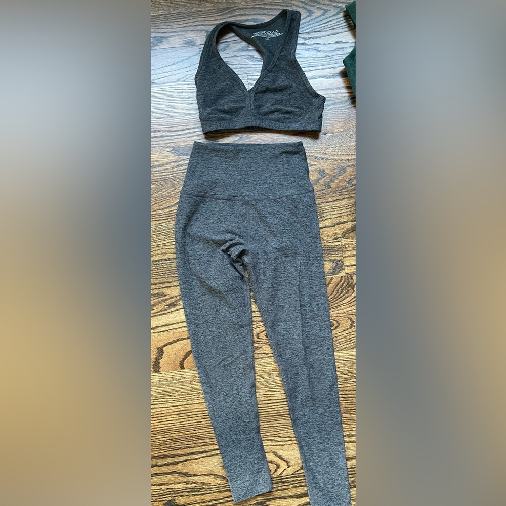 Beyond Yoga set in size small. Excellent condition.